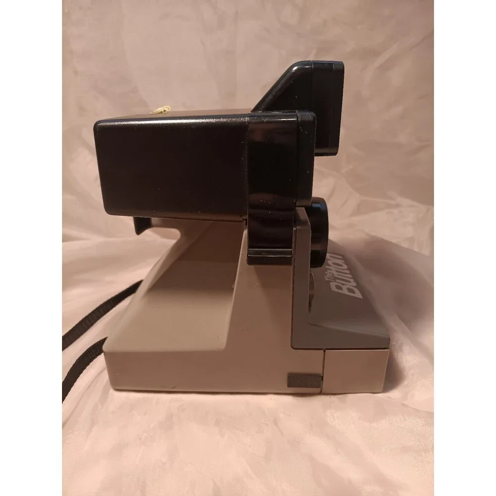 Vintage Polaroid The Button LAND CAMERA w/Q light FLASH  Uses SX-70 Film